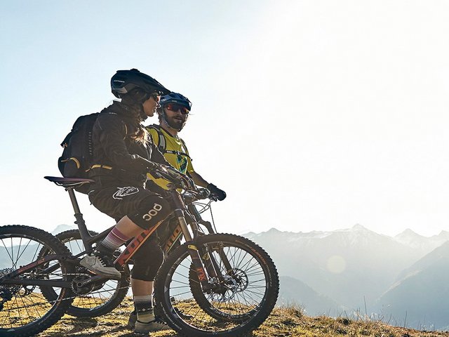 Zwei Mountainbiker mit Blick über die Bergwelt