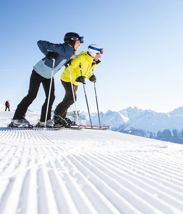Skifahrer Blicken auf das Bergpanorama