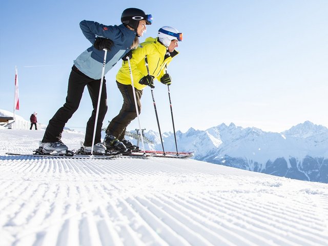 Skifahrer Blicken auf das Bergpanorama